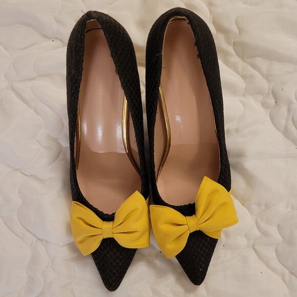 🌹NWOT Black Pumps with Golden Yellow Bows - Picture 1 of 8